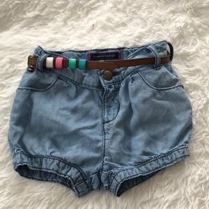 Shorts with stylish belt